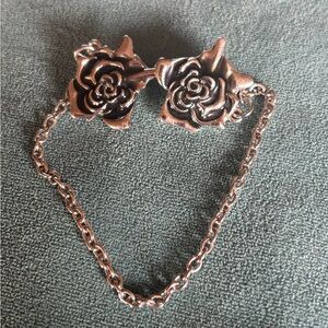 Sweater clip with roses